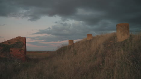 Ländliche-Spanische-Landschaft-Mit-Ruinen-Inmitten-Riesiger-Felder-Unter-Dramatischem-Himmel