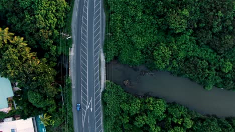 Vista-De-Pájaro-Del-Puente-Con-Tráfico-Continuo-En-La-Pequeña-Isla-Caribeña-De-Santa-Lucía