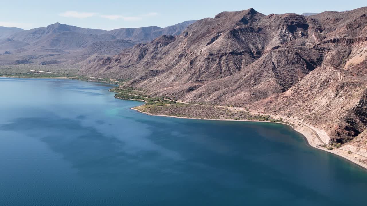 산 으로 둘러싸인 조용 한 호수 의 공중 풍경
