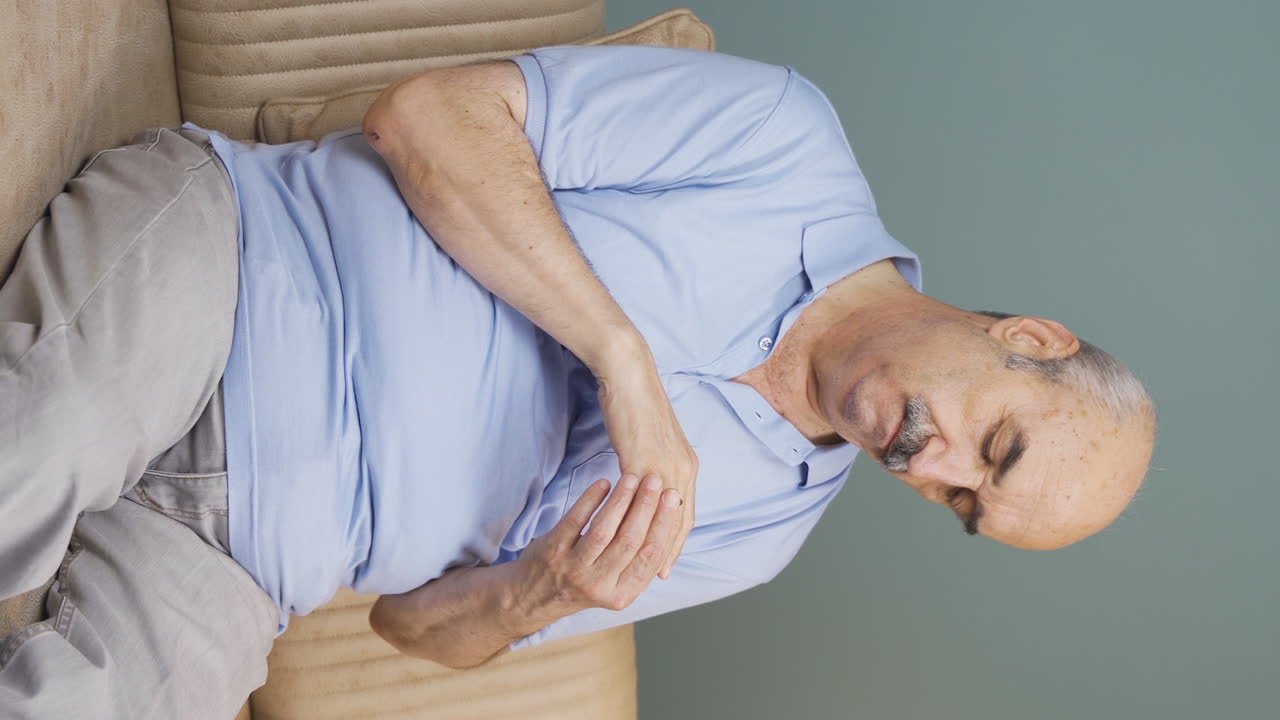 el video vertical del anciano a punto de irse se quita el anillo.