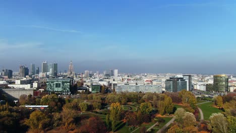 lapso de tiempo del horizonte de varsovia con tráfico denso y aire contaminado, smog causado por calentadores de carbón y tráfico, torre de varsovia y otros edificios modernos de la bolsa de valores