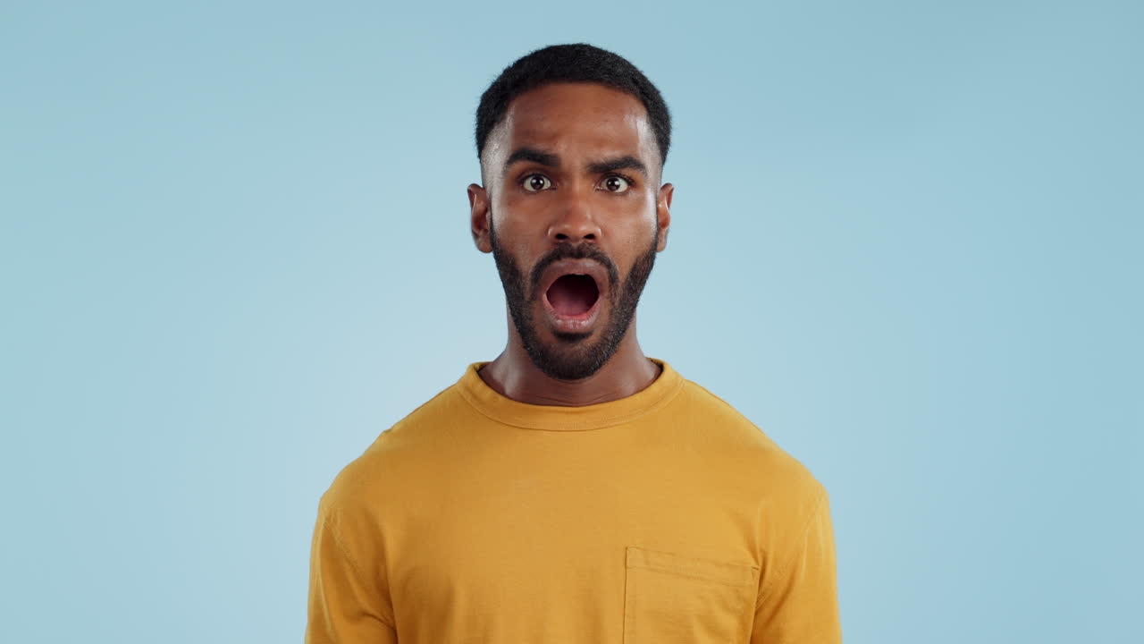 cara, sorpresa y hombre con chismes