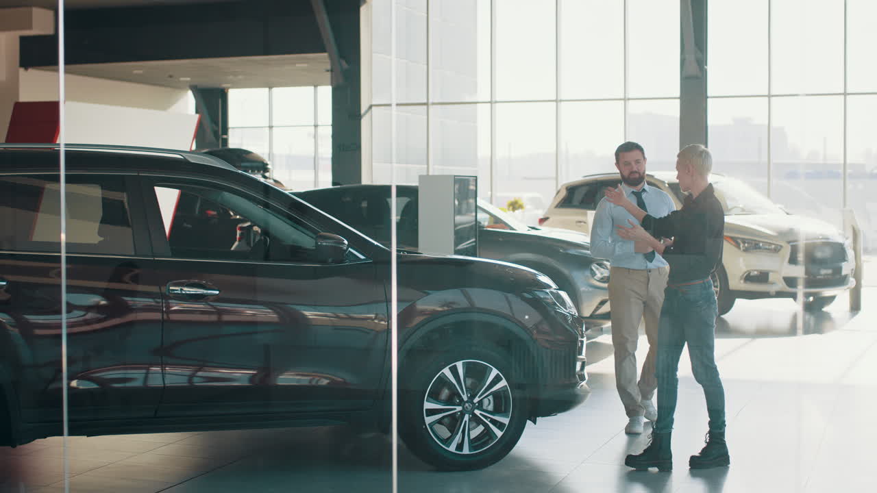 cliente discutiendo la compra de un automóvil en un concesionario de automóviles