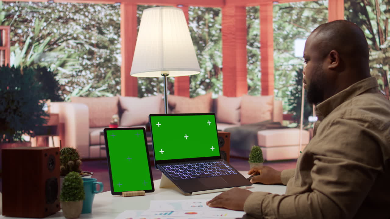 el propietario del negocio trabaja desde su casa con una pantalla de maqueta aislada