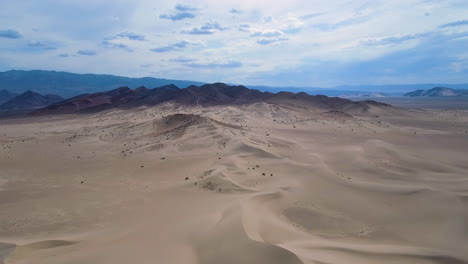 Imágenes-Aéreas-Desierto-De-Mojave-Sur-De-California-Dumont-Dunas-Con-Montañas-En-La-Distancia