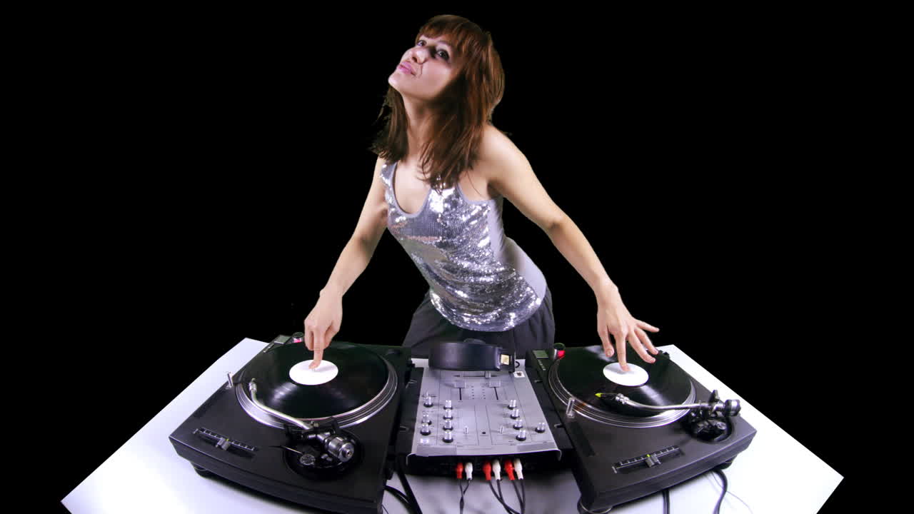 mujer joven dj 01