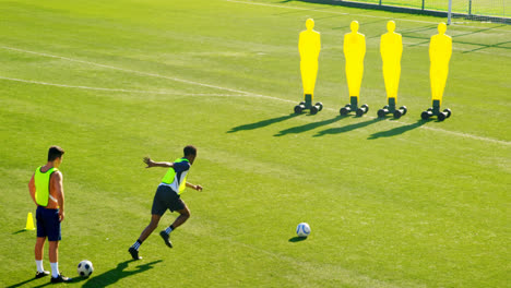 Fußballspieler,-Der-Den-Ball-In-Richtung-Torpfosten-Schießt-4k