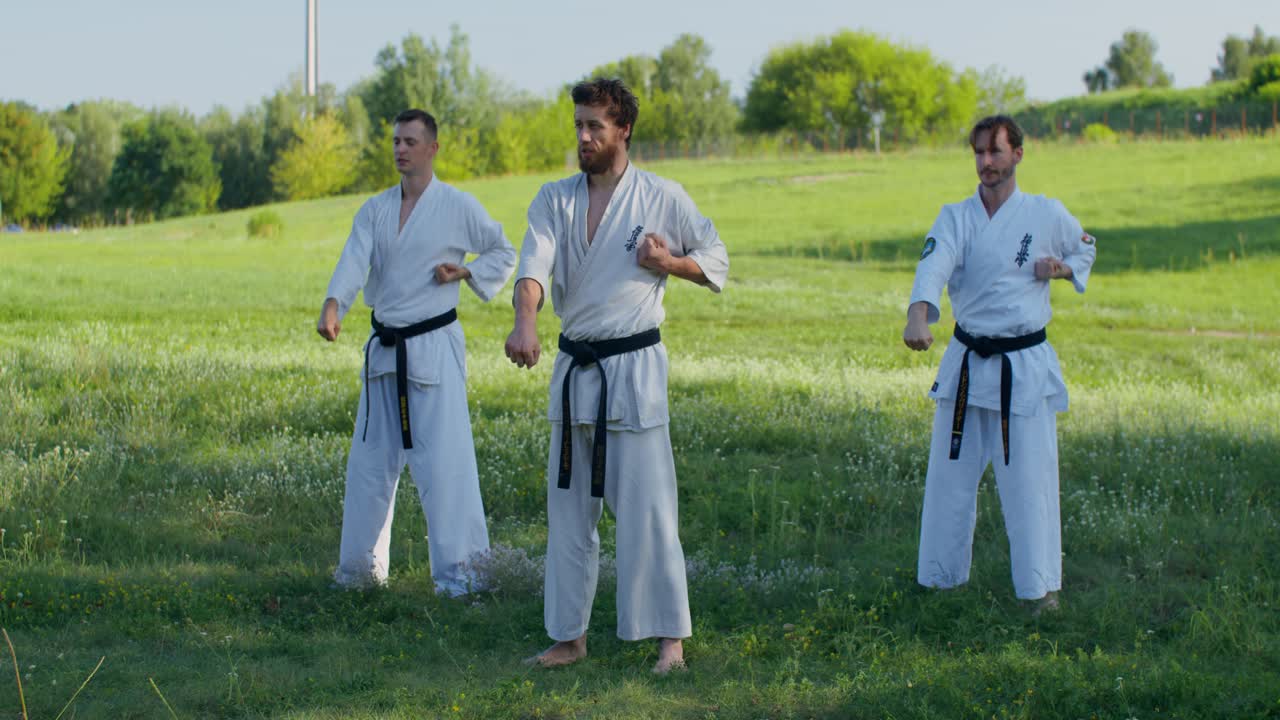 Allenamento di karate all'aperto