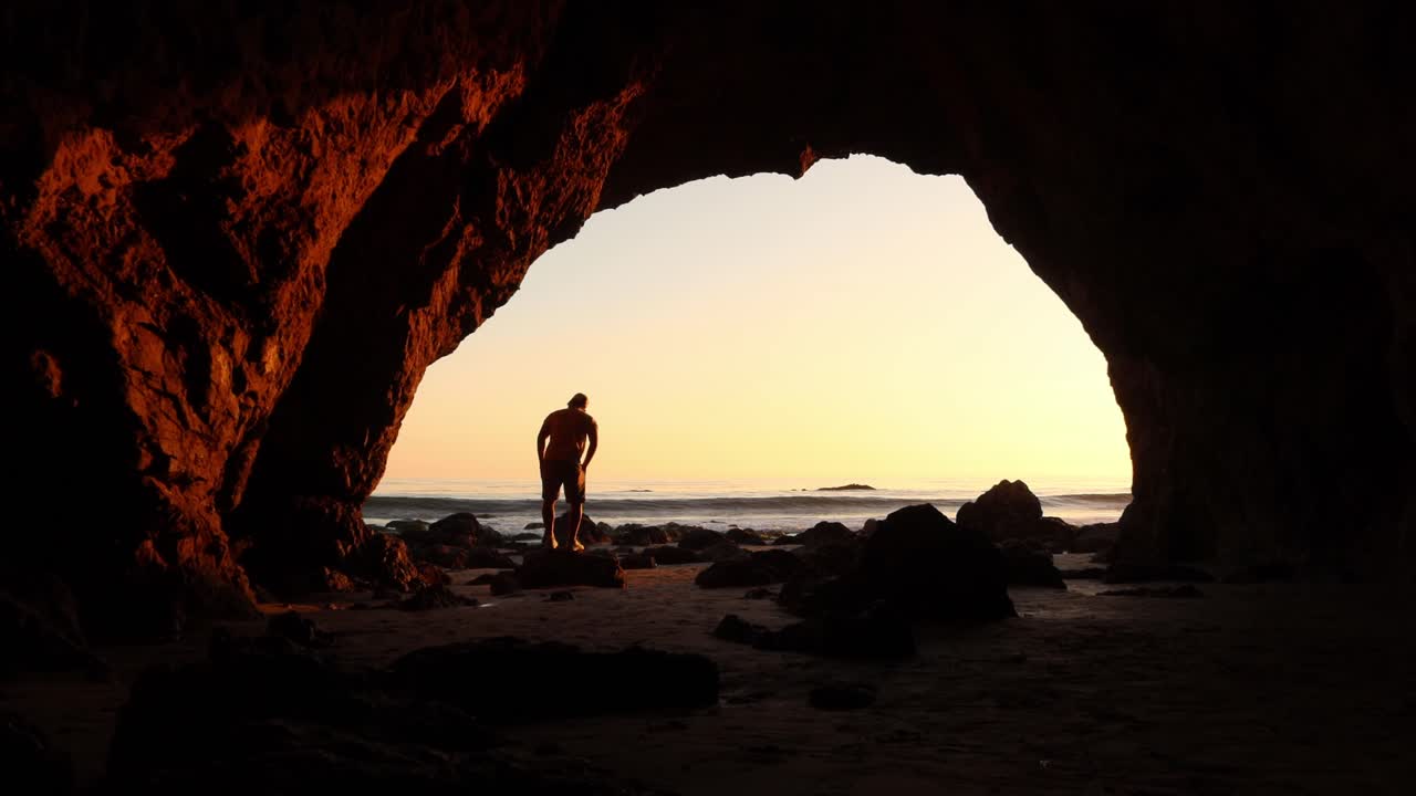 tipo caminando dentro de una cueva marina en la playa el matador malibu california