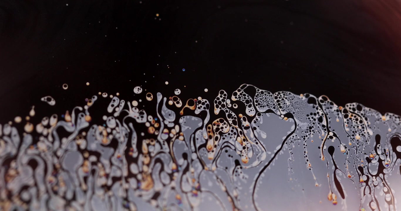 Gros plan macro haute définition mettant en valeur des motifs arc-en-ciel vibrants et iridescents tourbillonnant sur la surface délicate d'une bulle de savon