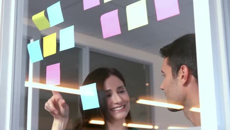 Casual-business-people-looking-at-post-it