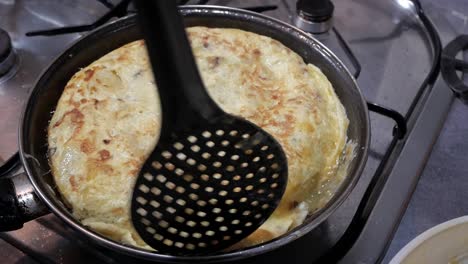 Spanish-omelette,-tortilla,-cooking-in-pan