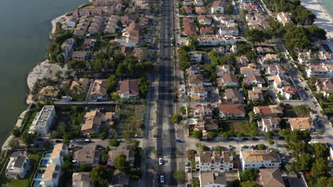 Calle-Principal-De-La-Ciudad-De-Alcudia-Con-Tráfico-De-Coches-A-Lo-Largo-De-Las-Playas,-Mallorca