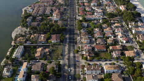 calle principal en la ciudad de alcudia con tráfico de automóviles a lo largo de las playas, mallorca