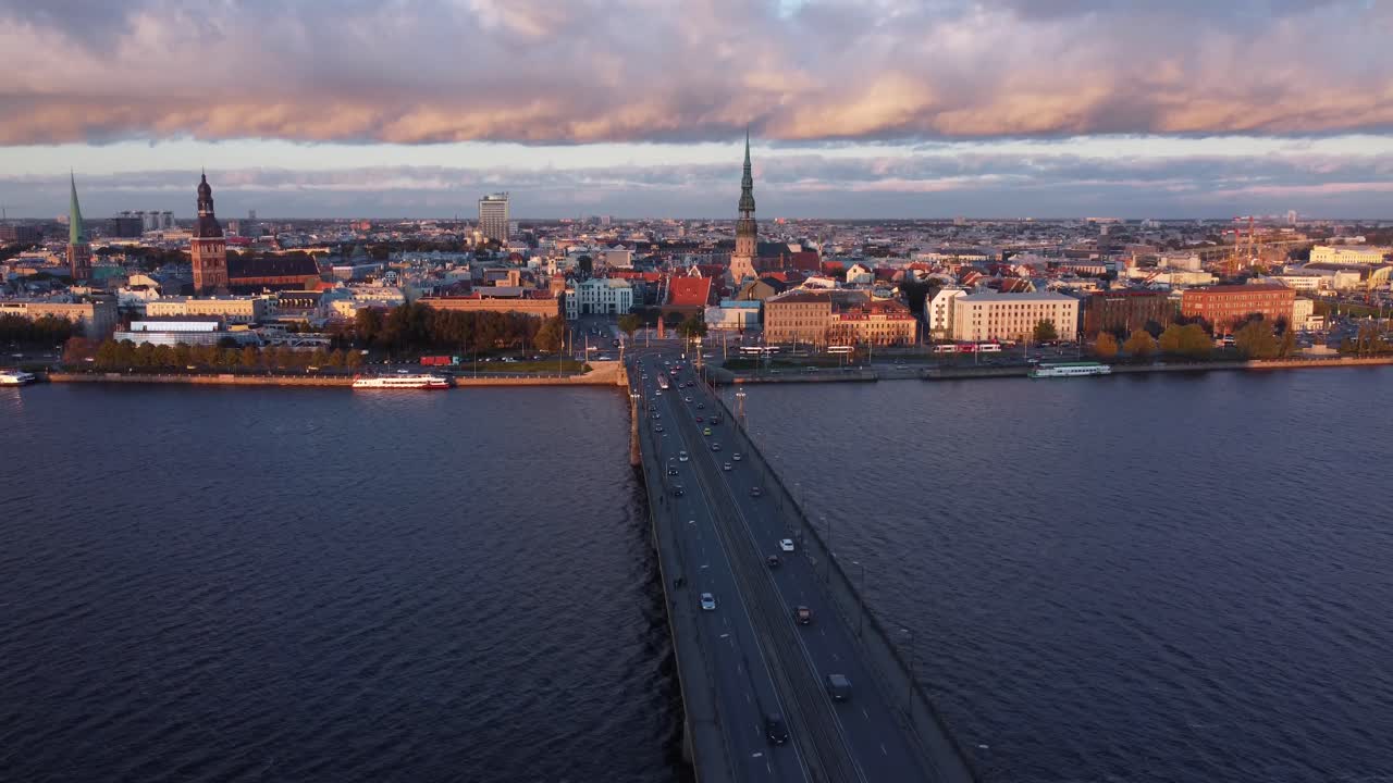 toma de drones de la ciudad de riga. nubes espectaculares