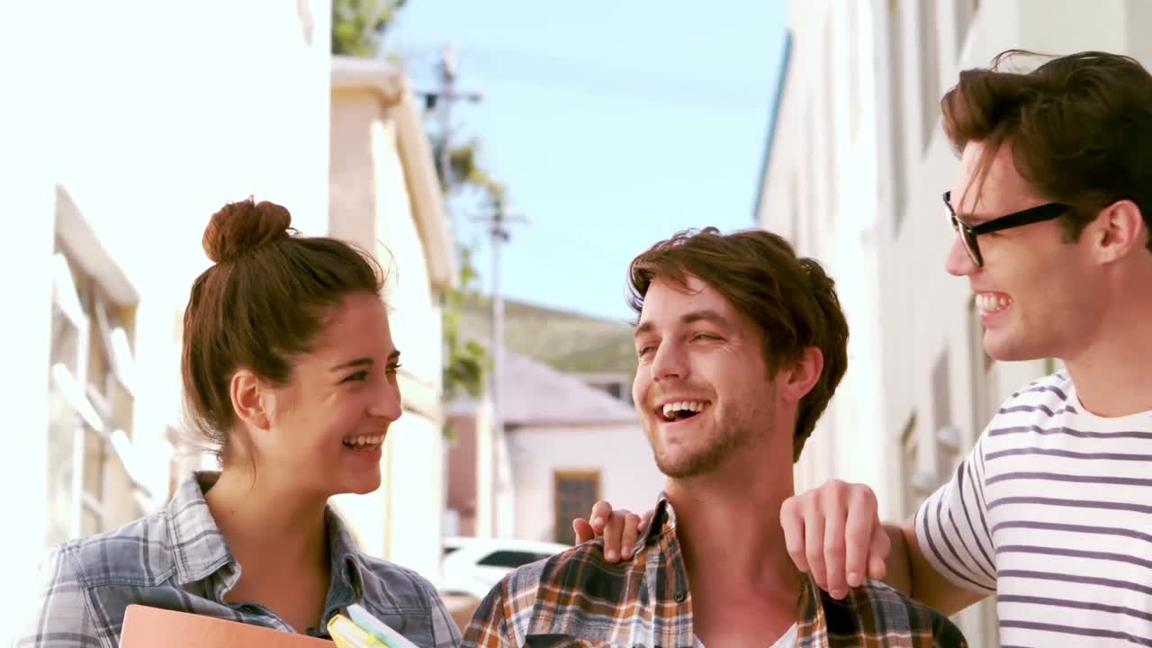 웃는  ⁇ 스터 친구들이 함께 서 있습니다.