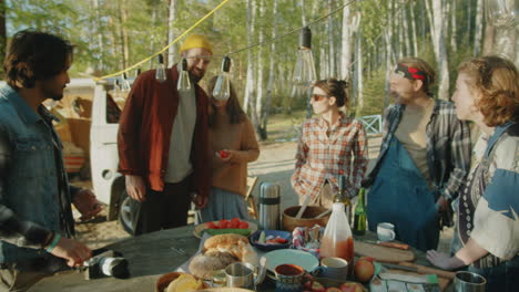 amigos haciendo picnic en el campamento en el bosque