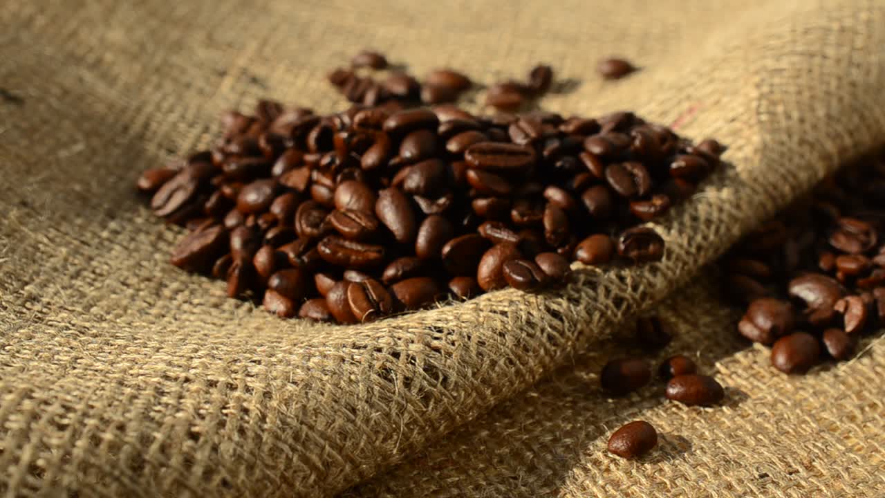 Caffè su un sacco. Caffè e tela di sacco.