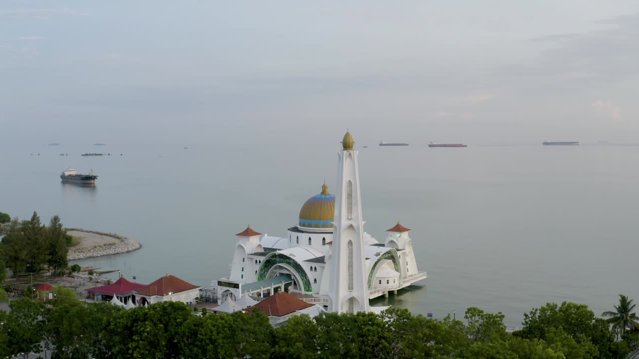 drone aéreo estableciendo imágenes de b-roll del estrecho de melaka mezquita flotante durante la puesta del sol