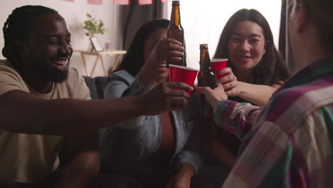amigos en casa celebrando con la fiesta por el día de la independencia de estados unidos el 4 de julio haciendo aclamaciones con alcohol 2