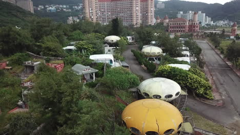 Luftaufnahme-Einer-Verlassenen-Geisterstadt-Mit-UFO-Dorf-In-Wanli,-Taiwan