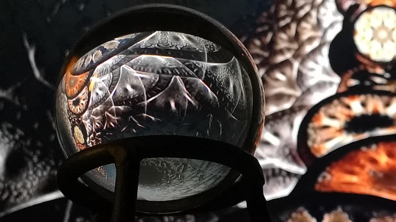 수정 공 미래의 프랙탈 나선 빛 쇼 디지털 소용돌이 회전 사이버 펑크 효과