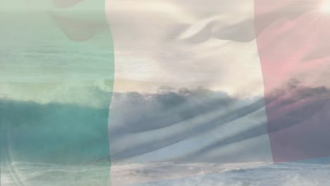 Digitale-Komposition-Der-Italienischen-Flagge,-Die-Vor-Der-Luftaufnahme-Der-Wellen-Im-Meer-Weht