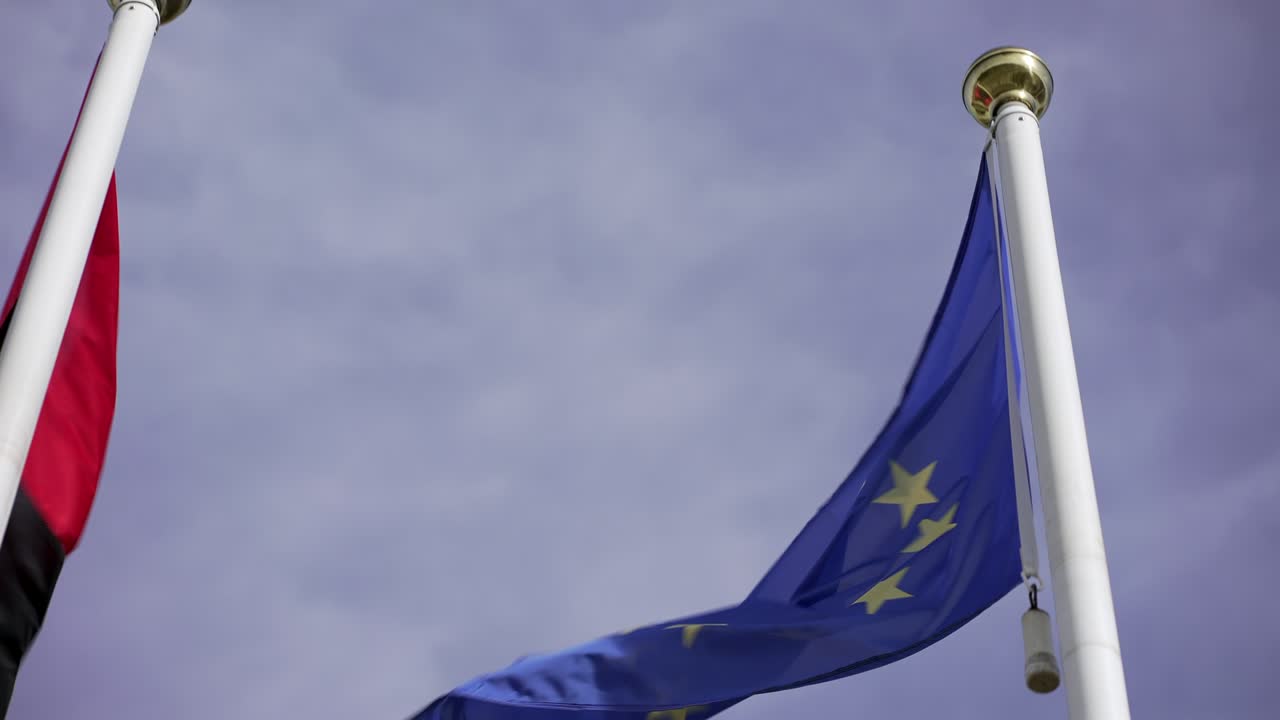la bandera de la unión europea ondeando en el viento