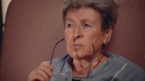 una anciana leyendo un libro.