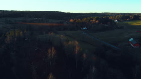 Vista-Aérea-De-Los-Campos-De-Cultivo-Y-Granjas-Suecos-De-Finales-De-Otoño