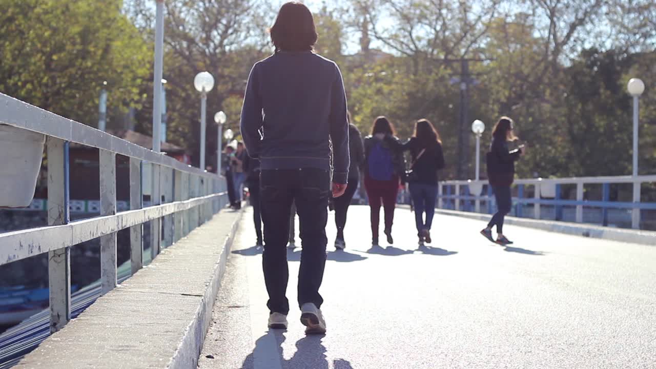 여가 시간 에 숲 을  ⁇ 고 있는 청년