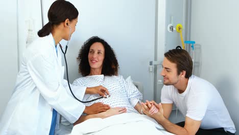 Médico-Examinando-A-Una-Mujer-Embarazada-Con-Estetoscopio-En-La-Sala