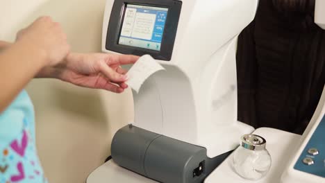 procedimiento de examen ocular con equipo oftalmológico