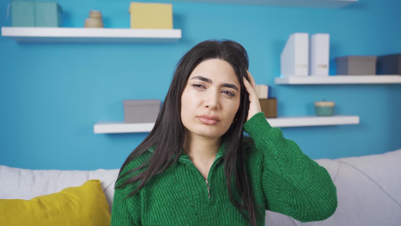 mujer joven deprimida con amnesia.