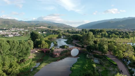 pueblo y campos en shaxi, yunnan, china.
