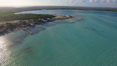 la gente si alza in piedi pagaiando a lac bay, bonaire