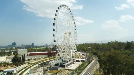 vista aérea subiendo en la montaña rusa aztlán parque urbano en chapultepec, ciudad de méxico, chapultepec