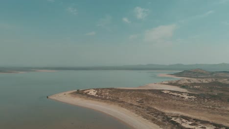 Antena-Sobre-Lago-Salado-Con-Vista-A-La-Costa-En-Karachi,-Pakistán