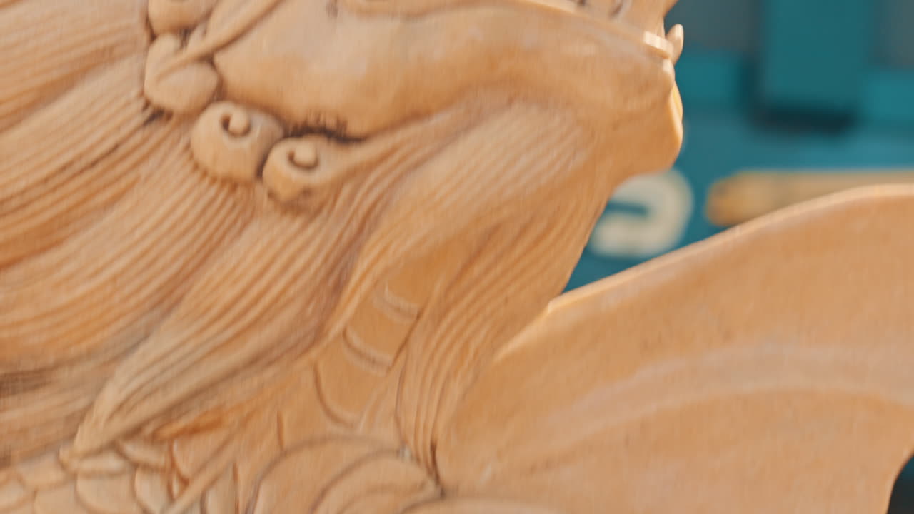 豪華な龍の彫刻のクローズアップパン