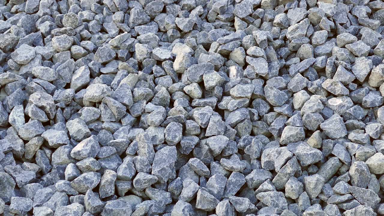 철도 트랙, 고속 철도, 건설에 사용되는 작은 바위 조각에 놓인 큰 바위.