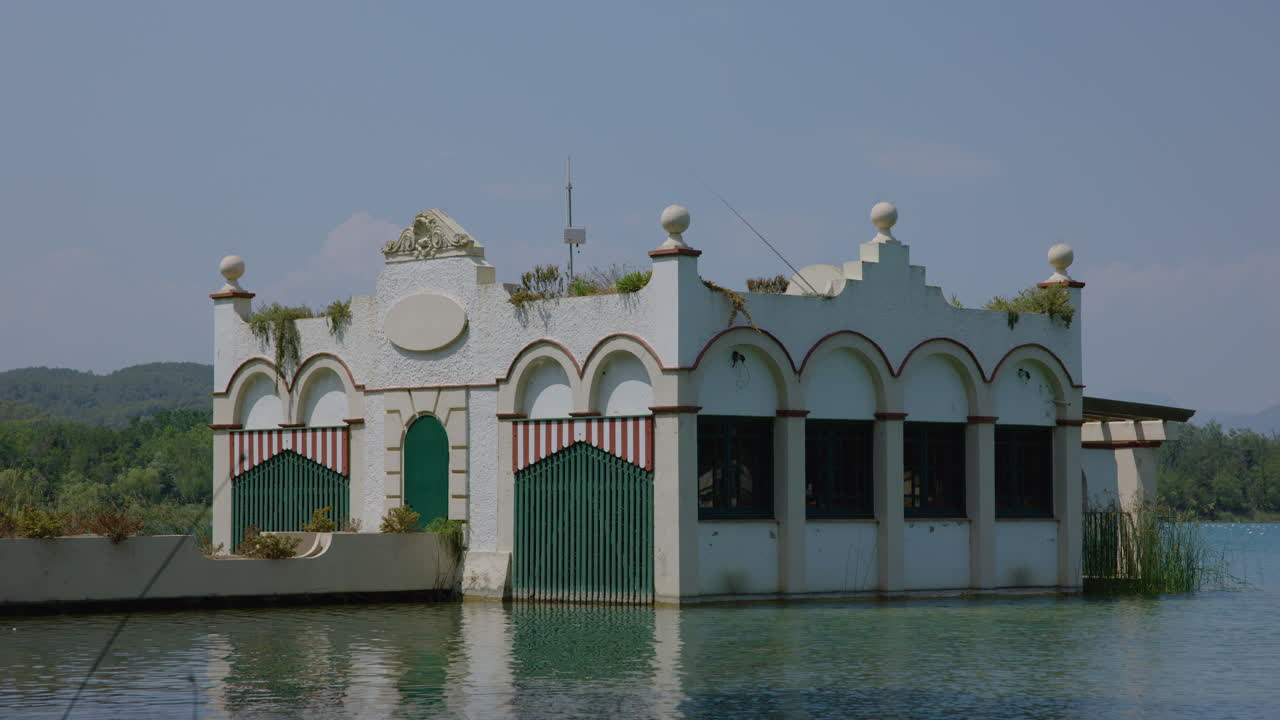 озеро баньолес в каталонии, испания