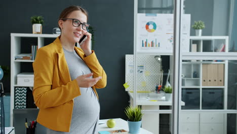 pregnant business woman on phone call in modern office