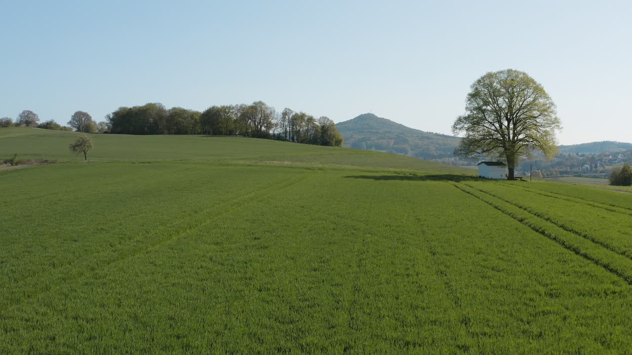 드론 - 잔디가 있는 들판에 있는 알 외로운 예배당의 공중 파노라마 샷과 7개의 산의 파노라마가 있는 도로 - siebengebirge 25p