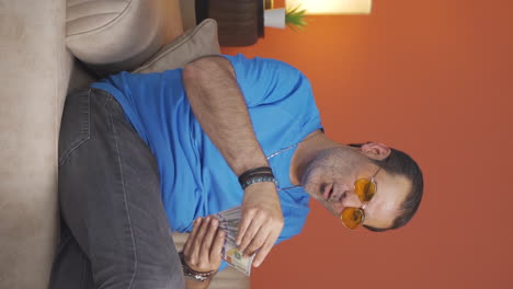 video vertical del hombre que ama el dinero.