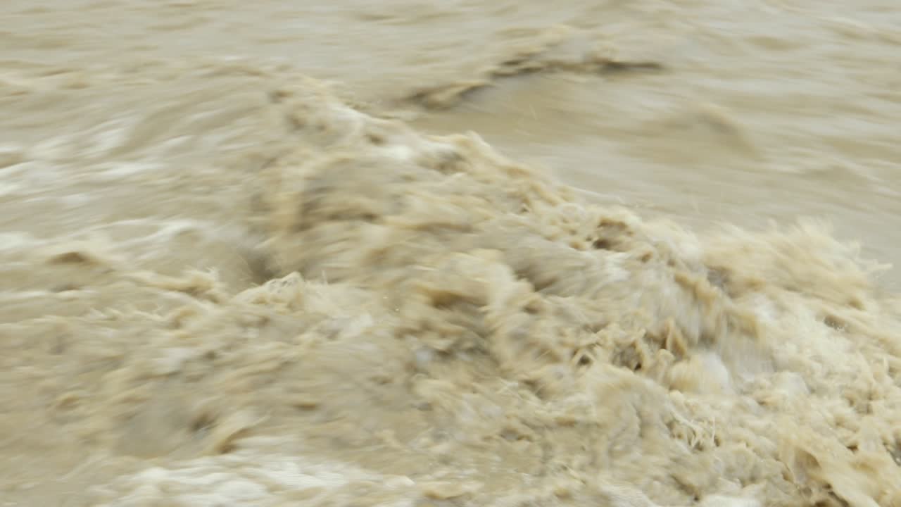 봄의 홍수 때의 산악 강의 물 흐름의 표면.