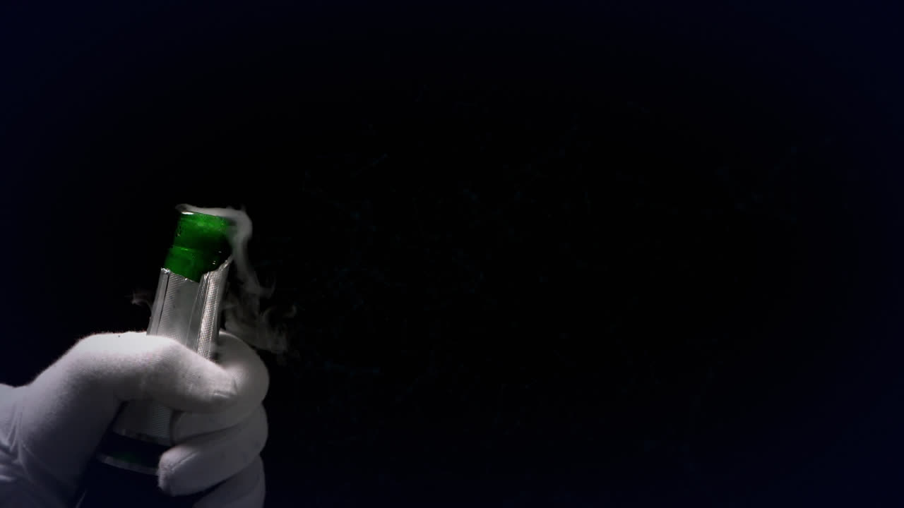 ⁇ 페인 병을 열고 있는 바텐더의 중간 부분에 떠다니는 연결망