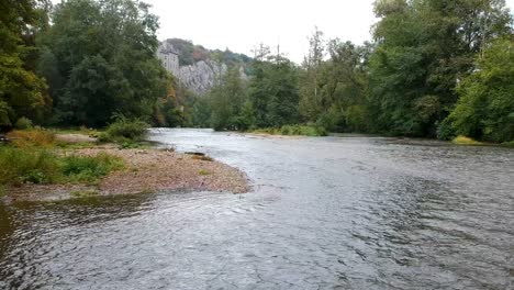 drone tira su un fiume con chateau de walzin un castello da favola