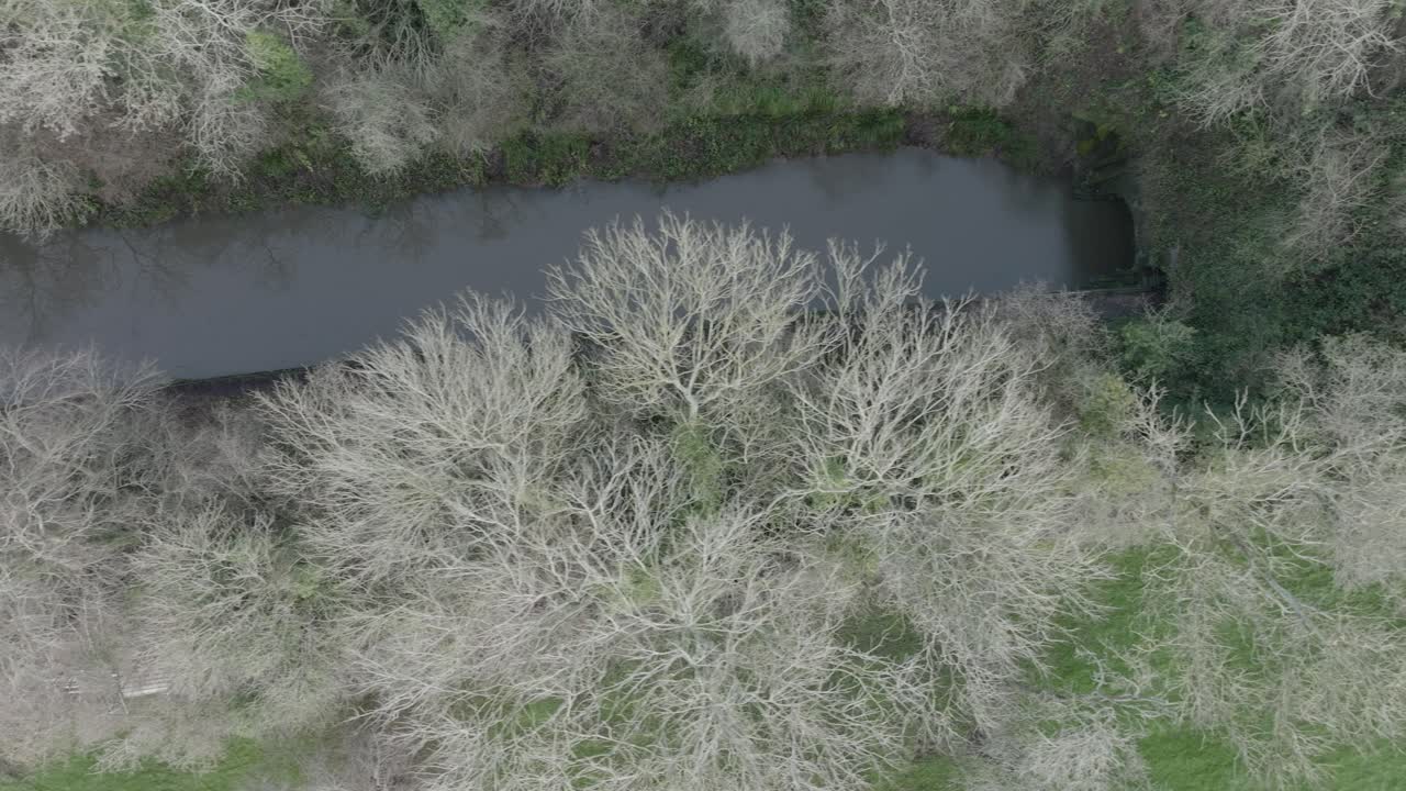 Grand Union Canal, ingresso del tunnel di Shrewley, Warwickshire, Regno Unito. Vista aerea a volo d'uccello sull'acqua in inverno.