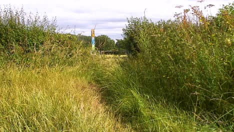 puerta de entrada cubierta a un sendero público en inglaterra