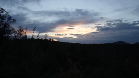 Silhouette-Eines-Berghangs-Bei-Sonnenuntergang,-Der-Das-Letzte-Licht-Einfängt